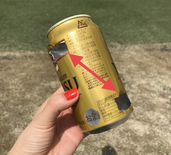 上の穴は、下の穴から90度回転したあたりの、縁から3cmくらいの位置にあけます