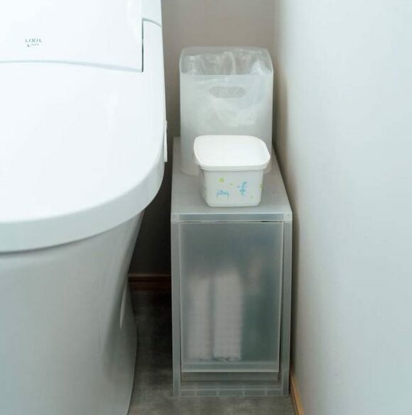 トイレの脇にアクリルボックス