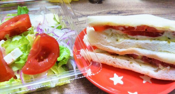 サンドイッチとサラダ