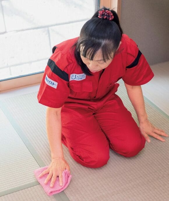 ヘリの部分をなでるように湿りぶきタオルでふく