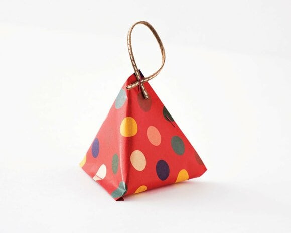 頂点に、麻ひもなどを輪にしてとめて持ち手をつくっても