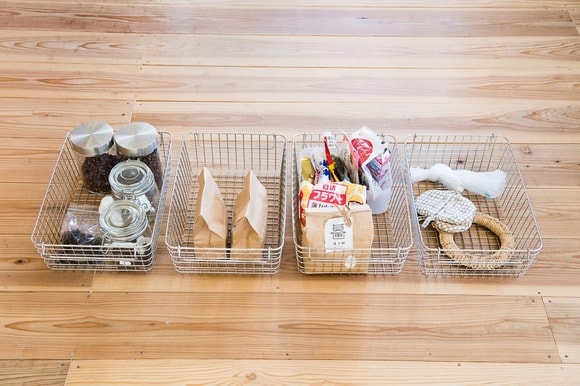 生活感が出がちなものはワイヤカゴでカバー
