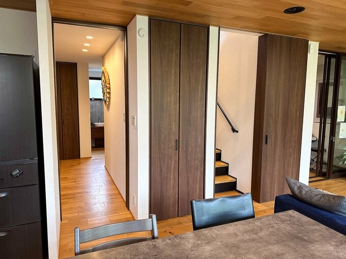 階段と玄関への廊下