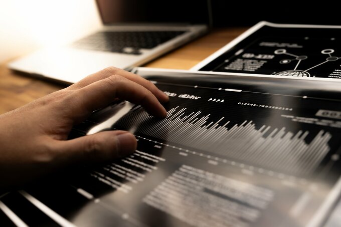 アリの音声を解析する研究者