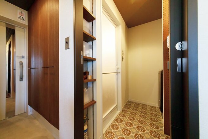 浴室の天井と床はレトロなデザインをチョイス