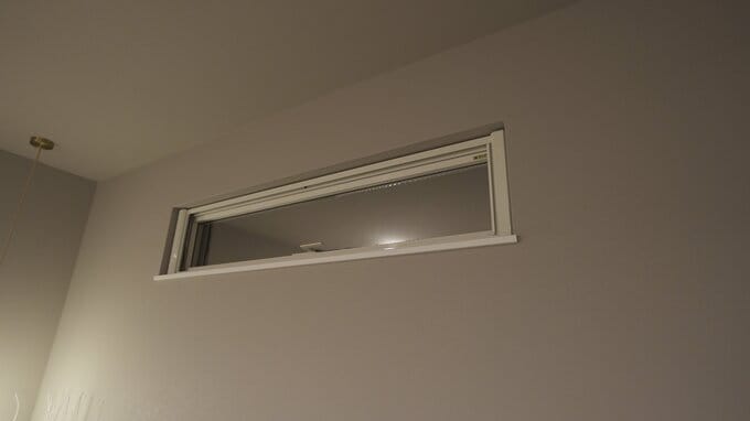 寝室の横長の窓