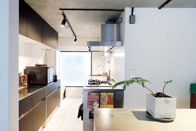 床をタイル貼りにしてイメージを一新したキッチン