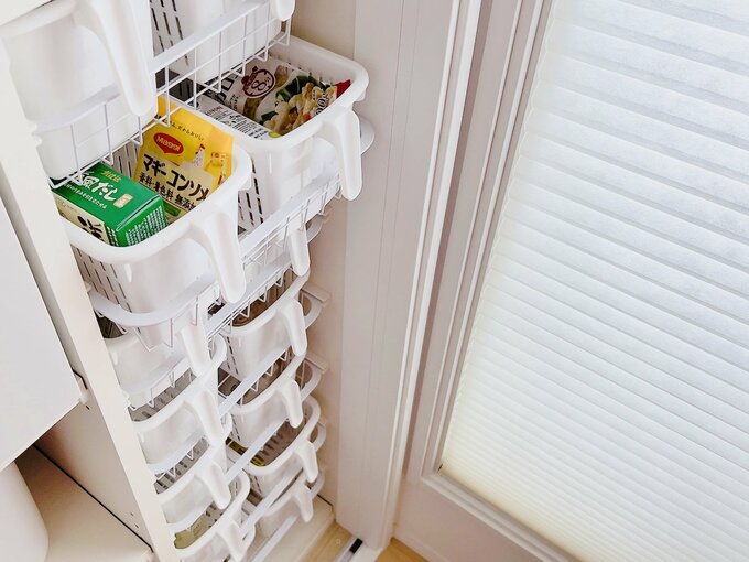 ワイヤーのカゴと100均アイテム