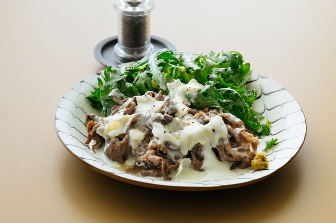 牛肉のカマンベールチーズソースがけ