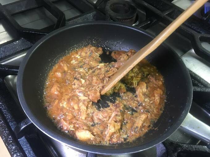 サバみそ煮缶を缶汁ごとフライパンに入れた様子