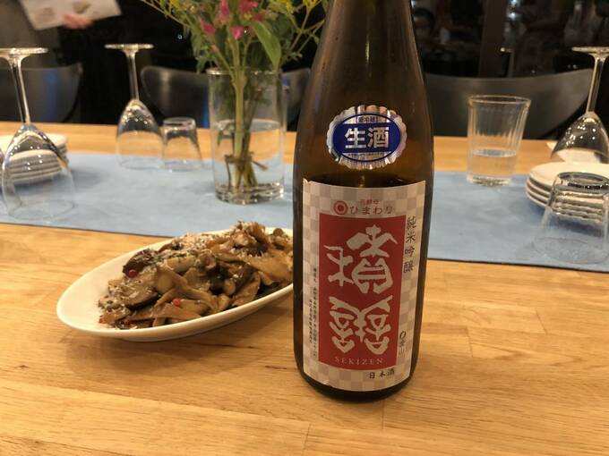 キノコの黒酢マリネと日本酒