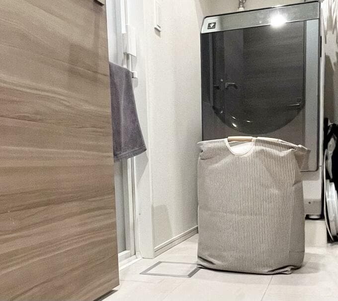 洗濯物が入ったカゴ。ここに置いておくと、気が向いた家族がたたんでくれることもあります。