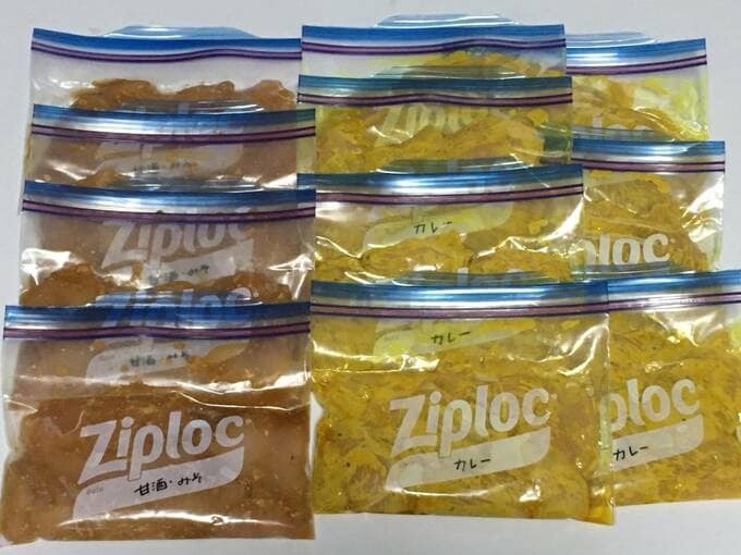 ジップロックに入れたカレー味と甘酒みそ味の鶏むね肉