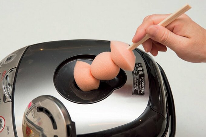 蒸気口の汚れをスポンジ棒でふく