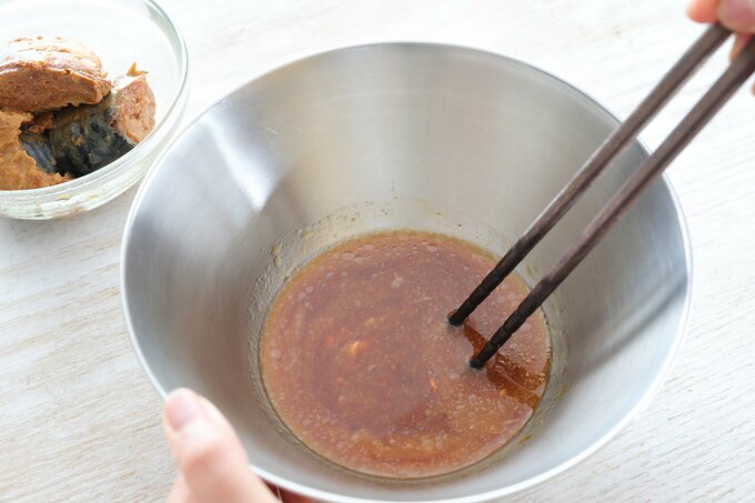 調味料を混ぜる