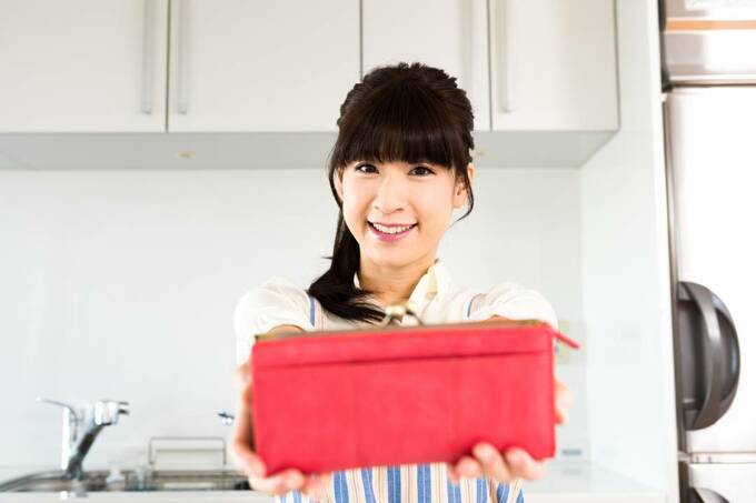 サイフを持つ女性