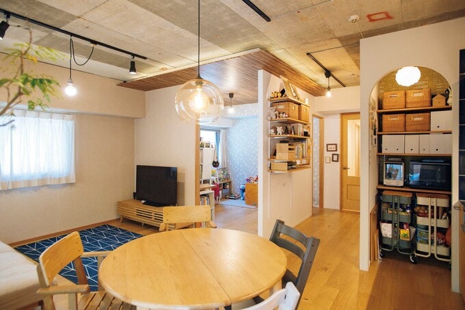 キッチンからは、リビングダイニングとワーク&キッズスペースを見る