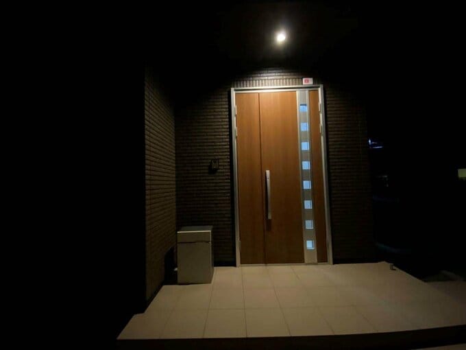 センサーライトがついている玄関