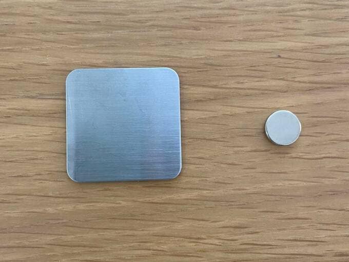 100円ショップで手に入るマグネットと、磁石用ステンレス補助プレート
