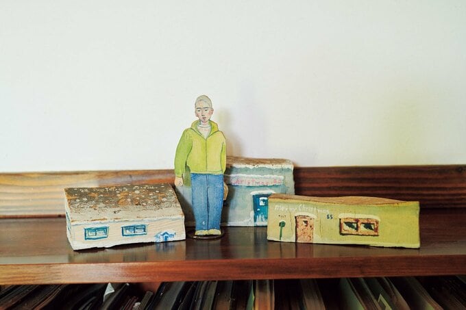 彫刻家の弟・舟越桂がつくった木っ端の家と、息子・武彦の人形