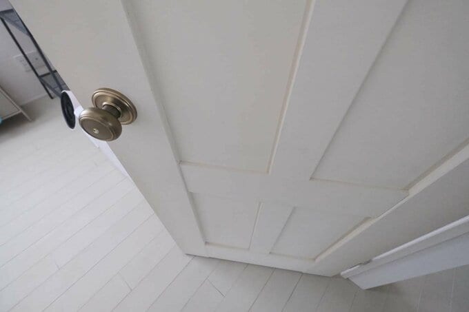 廊下側に開くようにする