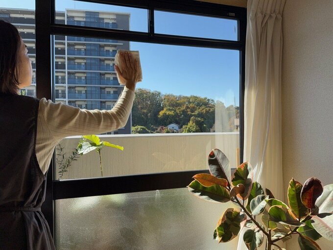 窓の拭き掃除をしているところ