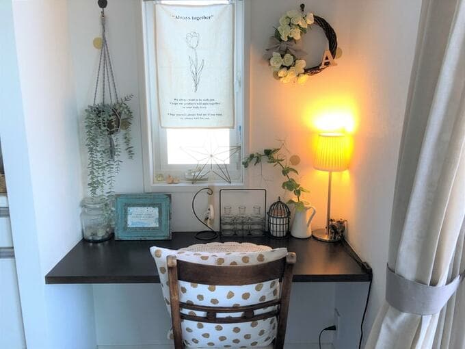 キッチンスペースに、造り付けテーブルを設ける