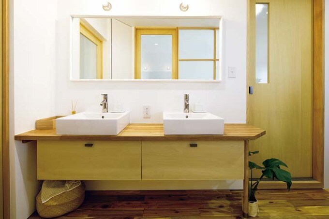 ダブルボウルのある洗面所