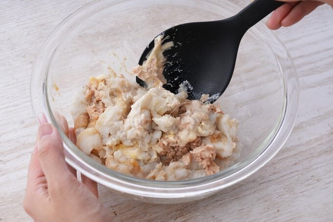 サトイモを混ぜ合わせる