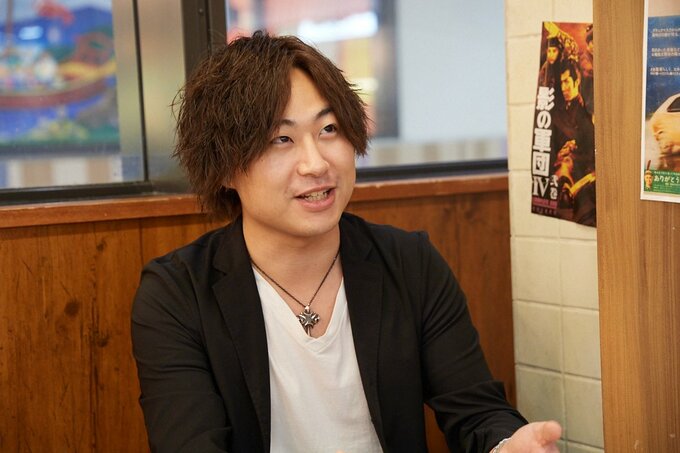 インタビューに答える男性