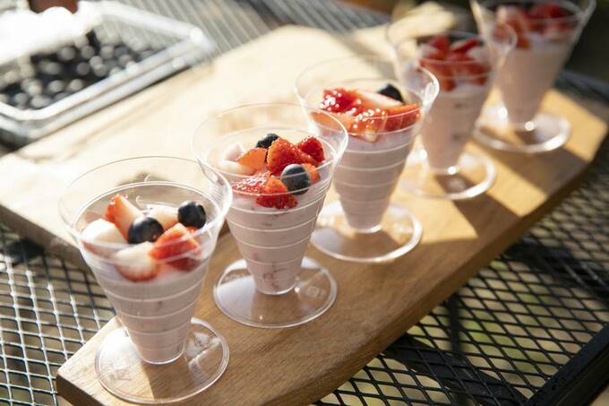 イチゴとブルーベリーを飾る