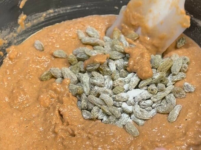 キャロットケーキの生地とドライフルーツ