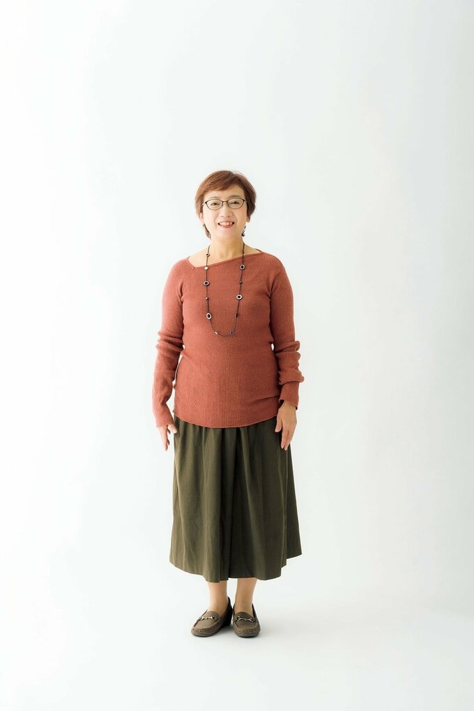 ピタニットとスカートの女性