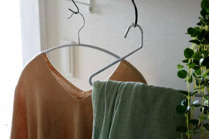 ハンガーにストールをかける