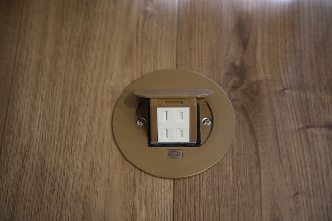 床につけたコンセント