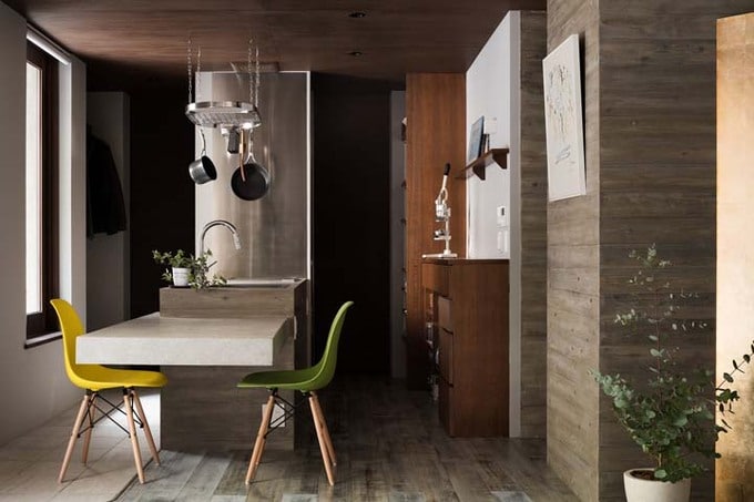 キッチンにつながったダイニングテーブルのある空間