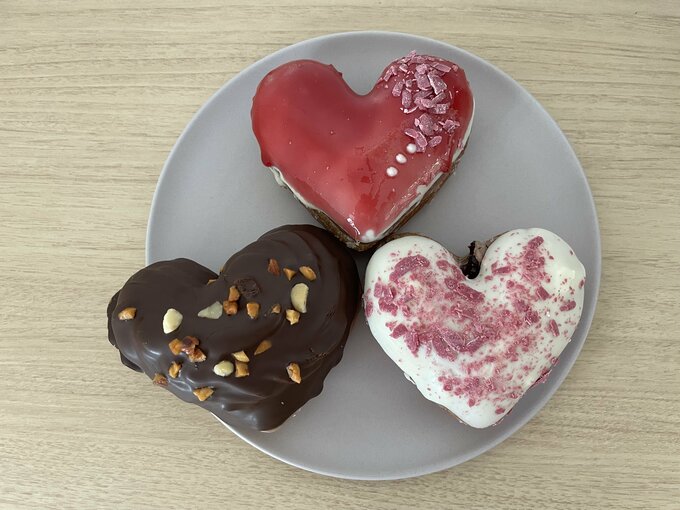 お皿の上にドーナツ