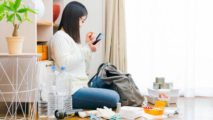 スマホを操作する女性