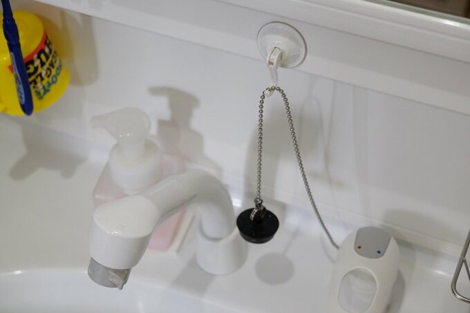 排水栓をフックでつるす