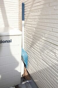 ベランダのすみにホウキとチリトリを常備する