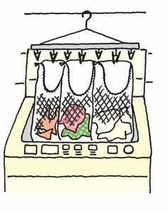洗濯機上にネットを複数つるし、脱いだら分類して入れる