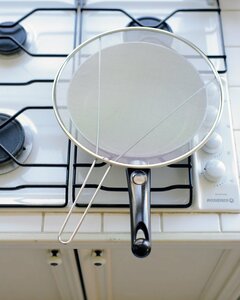 油ハネをブロックしてコンロ回りの掃除がラクに