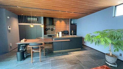 2年使って満足。Ⅱ型キッチンを3つのゾーンに分けると、夫婦ふたりの調理がスムーズ