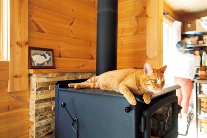 【注文住宅事例】薪ストーブのあるログハウスを建てた！趣味も仕事も充実のセカンドライフ