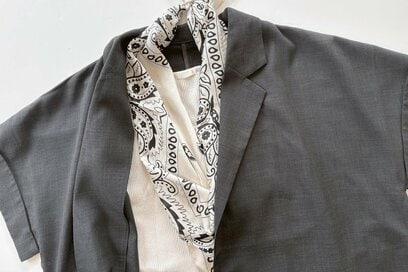 50代、「スカーフでおしゃれになる」実例3つ。旅行に重宝、ボトムスの汚れを隠すテクも