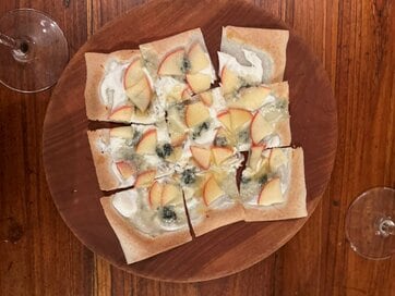 春巻きの皮で簡単ピザ。リンゴとブルーチーズでおしゃれな味