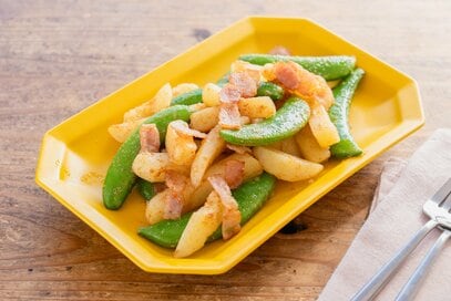 春に食べたい「スナップエンドウとジャガイモベーコンの炒め物」。マヨネーズのコクが食欲そそる！