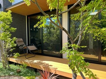 ウッドデッキで、極上の昼寝＆ピクニック気分の軽食を。暮らしに楽しみが増えた