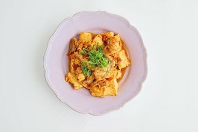 ピリ辛味がやみつき「豆腐と豚こまの甘辛炒め」レシピ。レンチン技でうま味アップ！