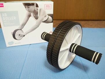 ダイソー330円の「腹筋ローラー」がすごすぎ！2週間続けてみた結果をガチレポート
